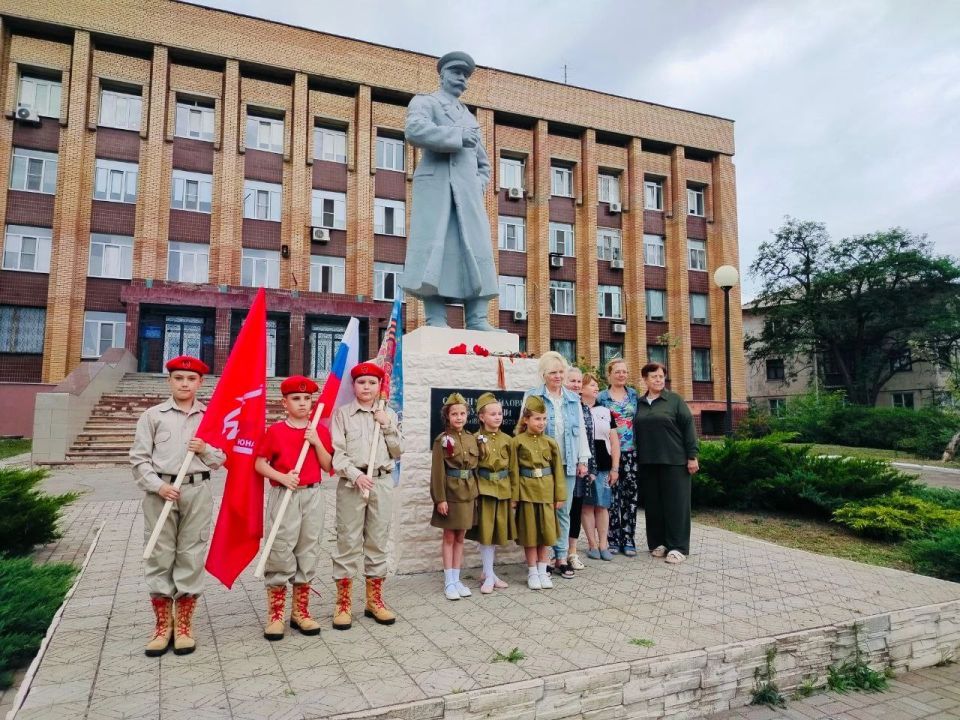 Юнармейцы ВПК "Патриот" имени героев Буденновского подполья местного отделения г.Донецк Соболев Артем, Тареев Евгений и Яковенко Никита приняли участие в митинге, который прошел у памятника С.М.Буденному и был посвящен... Юнармейцы ВПК "Патриот" имени героев Буденновского подполья местного отделения г.Донецк Соболев Артем, Тареев Евгений и Яковенко Никита приняли участие в митинге, который прошел у памятника С.М.Буденному и был посвящен...