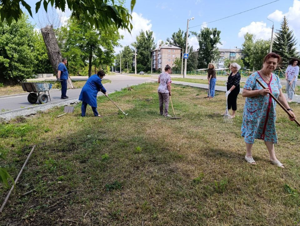 В Кировском внутригородском районе прошел субботник В Кировском внутригородском районе прошел субботник