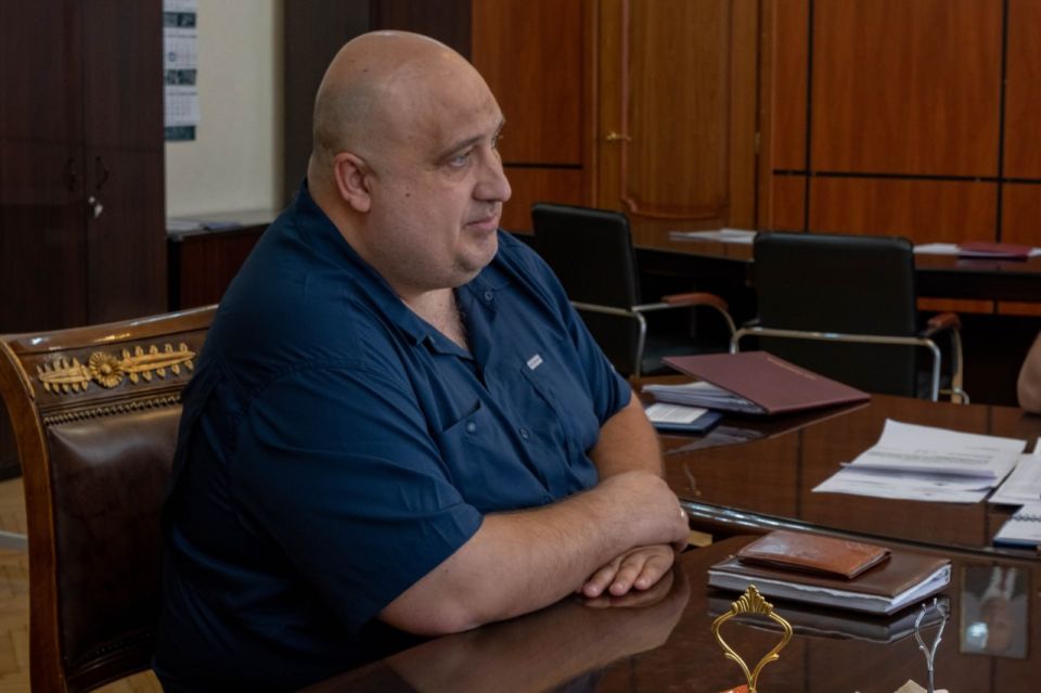 Провёл приём граждан, где обсудили наиболее волнующие наших жителей вопросы Провёл приём граждан, где обсудили наиболее волнующие наших жителей вопросы