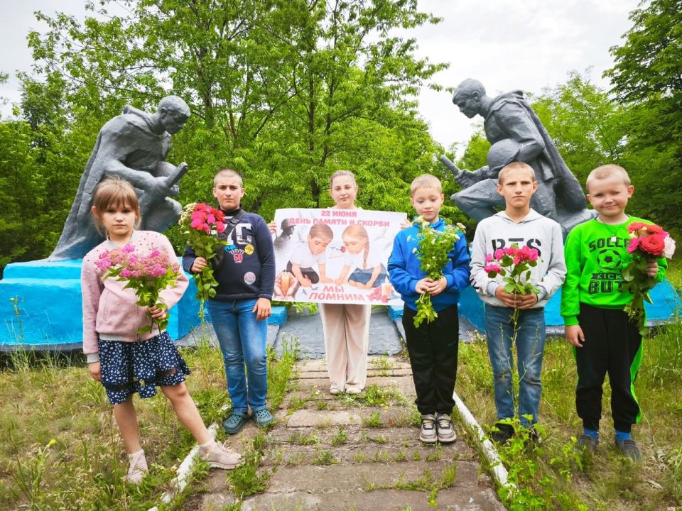 22 июня. Эту скорбную дату мы отмечаем как День памяти, День гордости и скорби о тех, через чьи жизни прошла жестокая война, о тех, кто не пожалев жизни, не вернулся с кровавых полей сражений 22 июня. Эту скорбную дату мы отмечаем как День памяти, День гордости и скорби о тех, через чьи жизни прошла жестокая война, о тех, кто не пожалев жизни, не вернулся с кровавых полей сражений