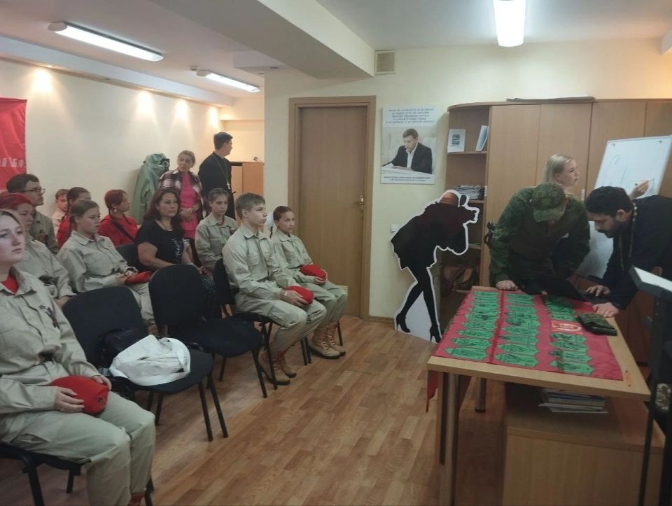 На базе дома Юнармии г. о. Донецк состоялась встреча с священником нашей митрополии, а также гостем из Москвы и священнослужителем стоящим на духовной поддержке наших воинов ! На базе дома Юнармии г. о. Донецк состоялась встреча с священником нашей митрополии, а также гостем из Москвы и священнослужителем стоящим на духовной поддержке наших воинов !