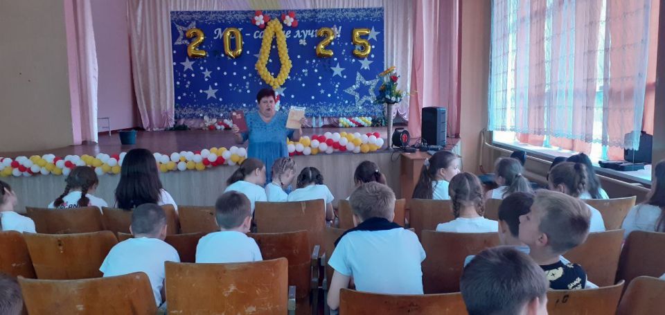 В детском оздоровительном лагере «Рассвет» при ГБОУ «Школа №5 г.о. Дебальцево» сотрудник библиотеки-филиала №1 повела краеведческий урок «Чтобы жили в памяти герои-земляки», посвященный Дню памяти и скорби 84-й годовщине... В детском оздоровительном лагере «Рассвет» при ГБОУ «Школа №5 г.о. Дебальцево» сотрудник библиотеки-филиала №1 повела краеведческий урок «Чтобы жили в памяти герои-земляки», посвященный Дню памяти и скорби 84-й годовщине...