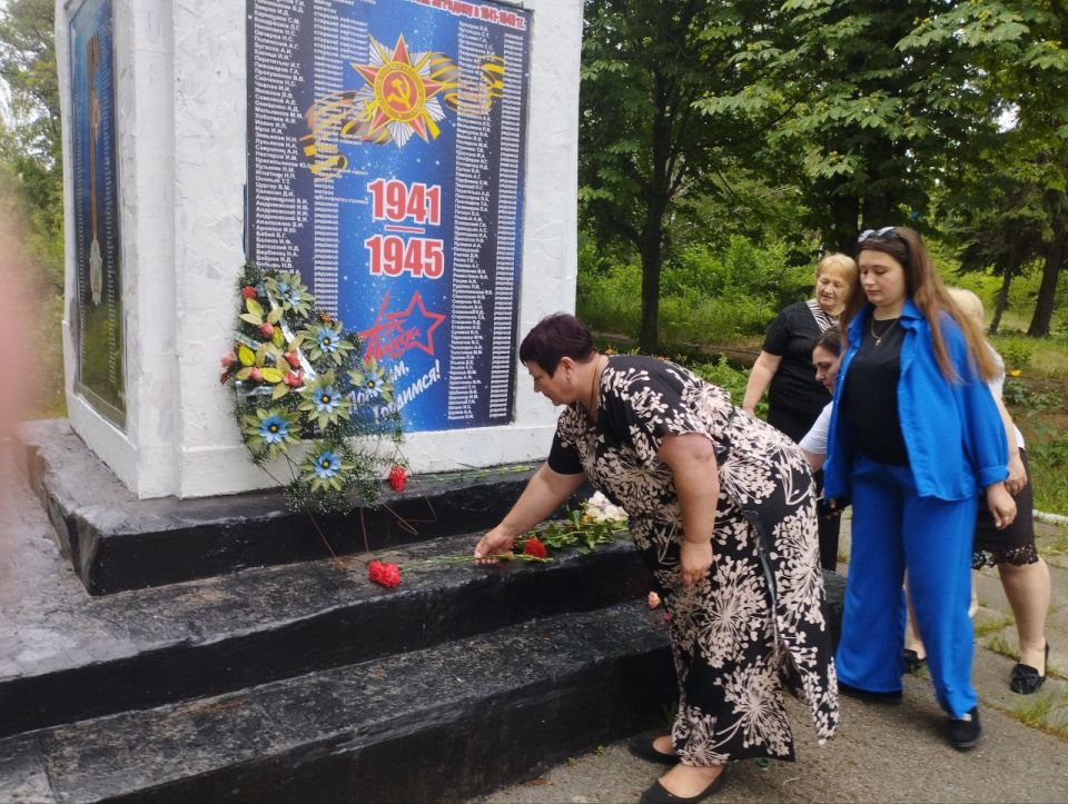 Юрий Будрин: Мы помним! Мы гордимся!. Возложение цветов к памятникам воинам, погибшим во время Великой Отечественной войны - это Дань светлой памяти защитникам Родины, а также выражение глубочайшей признательности, огромного... Юрий Будрин: Мы помним! Мы гордимся!. Возложение цветов к памятникам воинам, погибшим во время Великой Отечественной войны - это Дань светлой памяти защитникам Родины, а также выражение глубочайшей признательности, огромного...