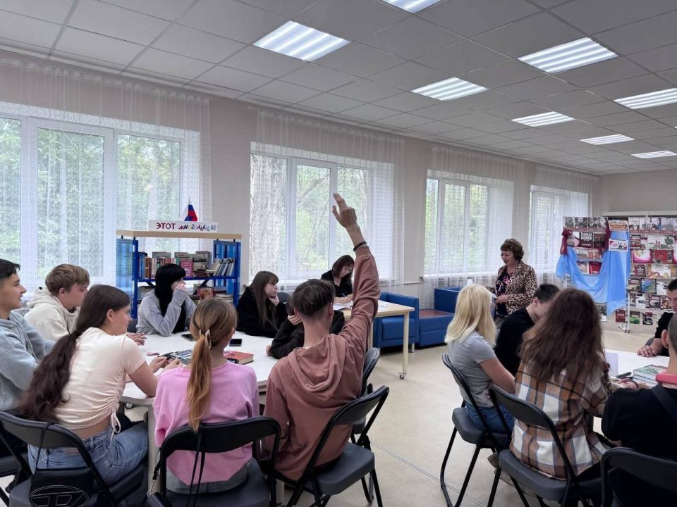 В преддверии Дня памяти и скорби, 20 июня в читальном зале центральной городской модельной библиотеке студенты из Харцызского Многопрофильного Техникума приняли участие в патриотической квест-игре «Набат войны вновь стучит в... В преддверии Дня памяти и скорби, 20 июня в читальном зале центральной городской модельной библиотеке студенты из Харцызского Многопрофильного Техникума приняли участие в патриотической квест-игре «Набат войны вновь стучит в...