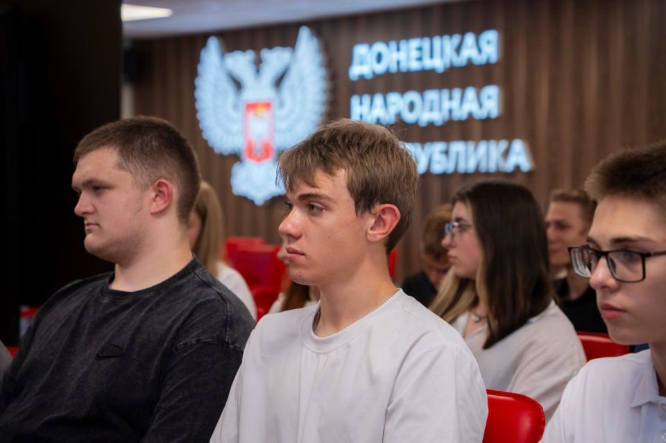 Подписали четырёхстороннее соглашение — Министерство молодежи ДНР запускает проекты «Первая работа» и «Донбасс.Карьера» Подписали четырёхстороннее соглашение — Министерство молодежи ДНР запускает проекты «Первая работа» и «Донбасс.Карьера»