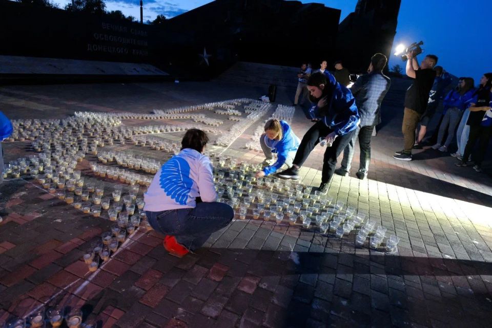 2 800 свечей памяти. В Донецке накануне Дня памяти и скорби активисты ОД ДР, партийцы Единой России и Волонтеры Победы приняли участие в акции «Огненные картины войны» 2 800 свечей памяти. В Донецке накануне Дня памяти и скорби активисты ОД ДР, партийцы Единой России и Волонтеры Победы приняли участие в акции «Огненные картины войны»