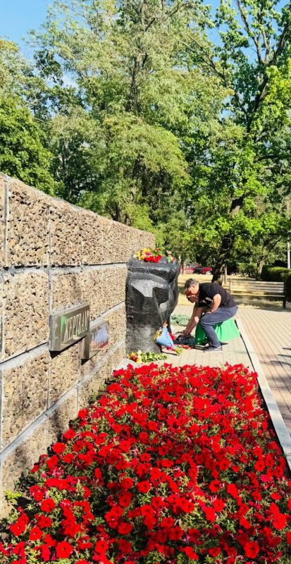 В преддверии Дня памяти и скорби представители Совета женщин г. Мариуполя и местного Мариупольского отделения Ассоциации юристов России и возложили цветы к памятнику жертвам фашизма, отдав дань памяти миллионам наших... В преддверии Дня памяти и скорби представители Совета женщин г. Мариуполя и местного Мариупольского отделения Ассоциации юристов России и возложили цветы к памятнику жертвам фашизма, отдав дань памяти миллионам наших...