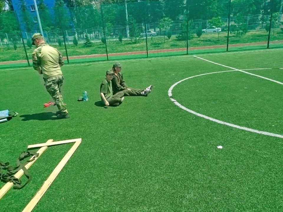 На базе Дома Юнармии г.о. Мариуполь юнармейцы отряда "АК-47" приняли участие в акции #ЕстьТакаяПрофесияМГЮ, совместно с военными Инженерных Войск РФ провели занятия по тактической медицине, показали мастер-класс по... На базе Дома Юнармии г.о. Мариуполь юнармейцы отряда "АК-47" приняли участие в акции #ЕстьТакаяПрофесияМГЮ, совместно с военными Инженерных Войск РФ провели занятия по тактической медицине, показали мастер-класс по...