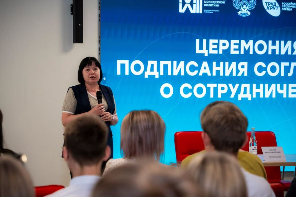 Подписали четырёхстороннее соглашение — Министерство молодежи ДНР запускает проекты «Первая работа» и «Донбасс.Карьера» Подписали четырёхстороннее соглашение — Министерство молодежи ДНР запускает проекты «Первая работа» и «Донбасс.Карьера»