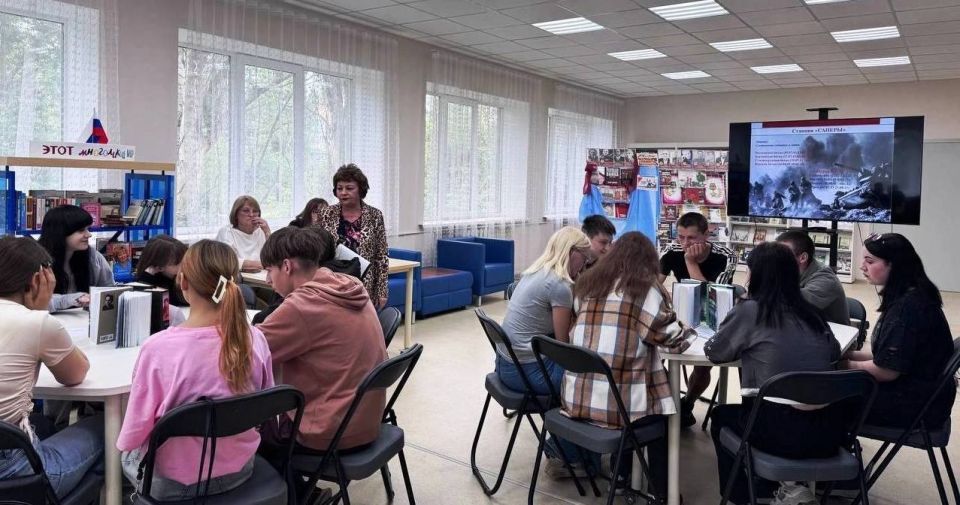 В преддверии Дня памяти и скорби, 20 июня в читальном зале центральной городской модельной библиотеке студенты из Харцызского Многопрофильного Техникума приняли участие в патриотической квест-игре «Набат войны вновь стучит в... В преддверии Дня памяти и скорби, 20 июня в читальном зале центральной городской модельной библиотеке студенты из Харцызского Многопрофильного Техникума приняли участие в патриотической квест-игре «Набат войны вновь стучит в...