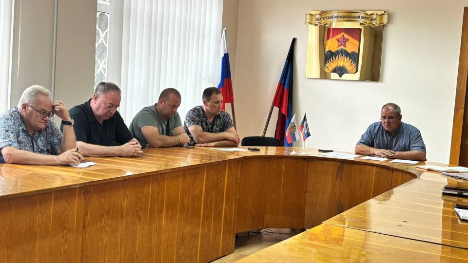 Сегодня в Администрации Шахтерского муниципального округа состоялось рабочее совещание по вопросу подготовки стадиона физкультурно-спортивного комплекса «Олимп» к празднованию Дня города Сегодня в Администрации Шахтерского муниципального округа состоялось рабочее совещание по вопросу подготовки стадиона физкультурно-спортивного комплекса «Олимп» к празднованию Дня города