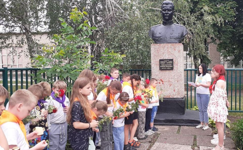 В детском оздоровительном лагере «Рассвет» при ГБОУ «Школа №5 г.о. Дебальцево» сотрудник библиотеки-филиала №1 повела краеведческий урок «Чтобы жили в памяти герои-земляки», посвященный Дню памяти и скорби 84-й годовщине... В детском оздоровительном лагере «Рассвет» при ГБОУ «Школа №5 г.о. Дебальцево» сотрудник библиотеки-филиала №1 повела краеведческий урок «Чтобы жили в памяти герои-земляки», посвященный Дню памяти и скорби 84-й годовщине...
