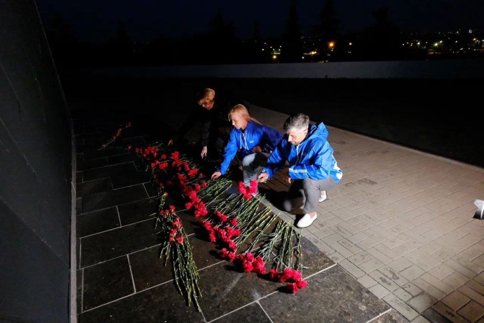 2 800 свечей памяти. В Донецке накануне Дня памяти и скорби активисты ОД ДР, партийцы Единой России и Волонтеры Победы приняли участие в акции «Огненные картины войны» 2 800 свечей памяти. В Донецке накануне Дня памяти и скорби активисты ОД ДР, партийцы Единой России и Волонтеры Победы приняли участие в акции «Огненные картины войны»