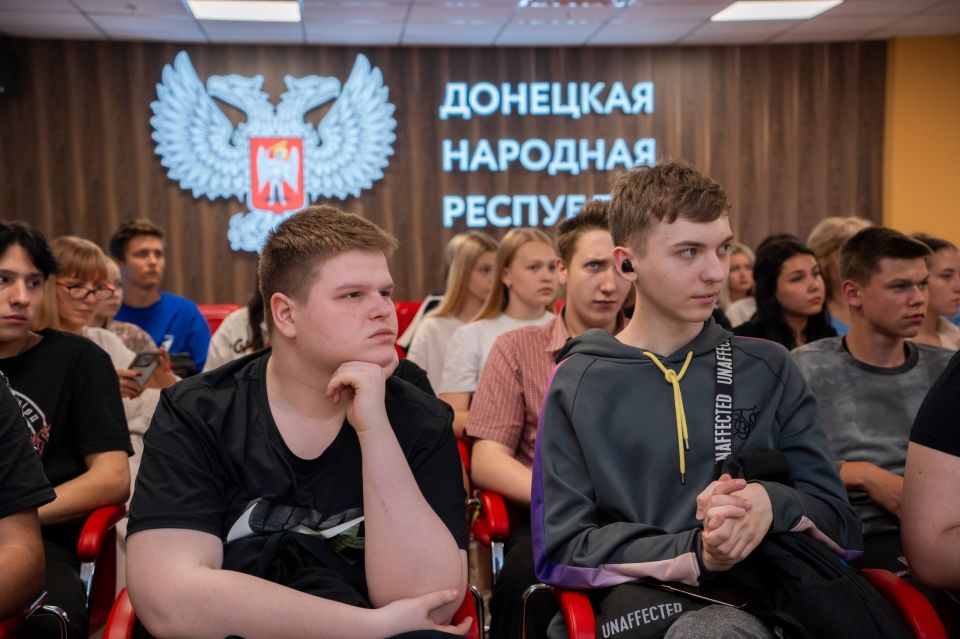 Кирилл Макаров: Подписали четырёхстороннее соглашение — запускаем проекты «Первая работа» и «Донбасс.Карьера» Кирилл Макаров: Подписали четырёхстороннее соглашение — запускаем проекты «Первая работа» и «Донбасс.Карьера»
