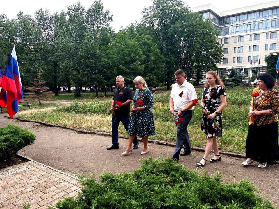 Татьяна Копылова: Сегодня, 20 июня, в преддверии Дня памяти и скорби в Ворошиловском внутригородском районе города Донецка состоялось возложение цветов к памятнику Места расстрела патриотов города Татьяна Копылова: Сегодня, 20 июня, в преддверии Дня памяти и скорби в Ворошиловском внутригородском районе города Донецка состоялось возложение цветов к памятнику Места расстрела патриотов города