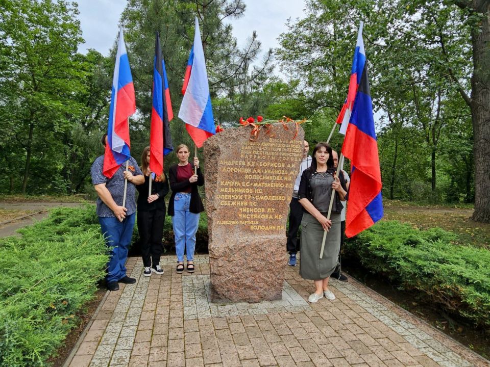 Татьяна Копылова: Сегодня, 20 июня, в преддверии Дня памяти и скорби в Ворошиловском внутригородском районе города Донецка состоялось возложение цветов к памятнику Места расстрела патриотов города Татьяна Копылова: Сегодня, 20 июня, в преддверии Дня памяти и скорби в Ворошиловском внутригородском районе города Донецка состоялось возложение цветов к памятнику Места расстрела патриотов города