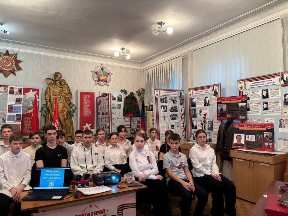 Юрий Будрин: Ко дню памяти и скорби экскурсоводы, члены поискового кружка "Память" ГБОУ «ШКОЛА №93 ИМ. Н. П. ЖЕРДЕВА ГОРОДСКОГО ОКРУГА ДОНЕЦК» ДНР, провели экскурсию "Листаем страницы истории», «От героического прошлого к... Юрий Будрин: Ко дню памяти и скорби экскурсоводы, члены поискового кружка "Память" ГБОУ «ШКОЛА №93 ИМ. Н. П. ЖЕРДЕВА ГОРОДСКОГО ОКРУГА ДОНЕЦК» ДНР, провели экскурсию "Листаем страницы истории», «От героического прошлого к...