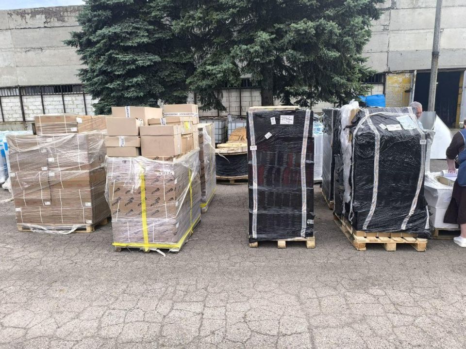 Кузбасс передал электрооборудование и электрозапчасти в Горловку Кузбасс передал электрооборудование и электрозапчасти в Горловку