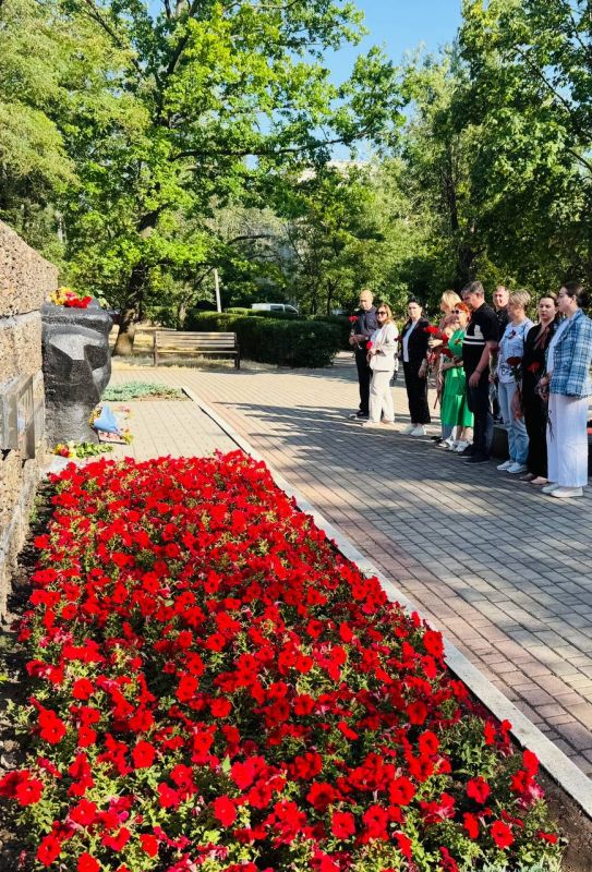 В преддверии Дня памяти и скорби представители Совета женщин г. Мариуполя и местного Мариупольского отделения Ассоциации юристов России и возложили цветы к памятнику жертвам фашизма, отдав дань памяти миллионам наших... В преддверии Дня памяти и скорби представители Совета женщин г. Мариуполя и местного Мариупольского отделения Ассоциации юристов России и возложили цветы к памятнику жертвам фашизма, отдав дань памяти миллионам наших...