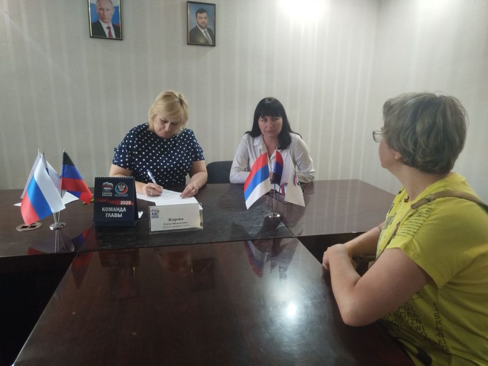 Состоялся прием граждан. Сегодня, 20 июня, в общественной приёмной Партии «Единая Россия» города Тореза депутат Торезского городского совета Жирова Елена Васильевна провела прием граждан Состоялся прием граждан. Сегодня, 20 июня, в общественной приёмной Партии «Единая Россия» города Тореза депутат Торезского городского совета Жирова Елена Васильевна провела прием граждан