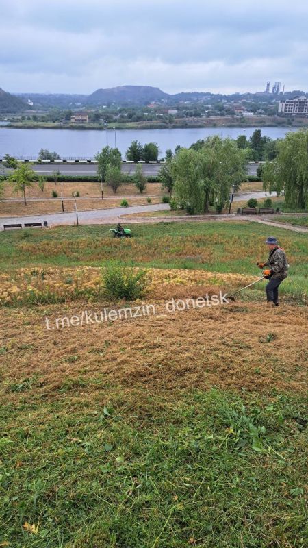 Работники Дирекции парков активно трудятся над благоустройством зеленых зон нашего города Работники Дирекции парков активно трудятся над благоустройством зеленых зон нашего города