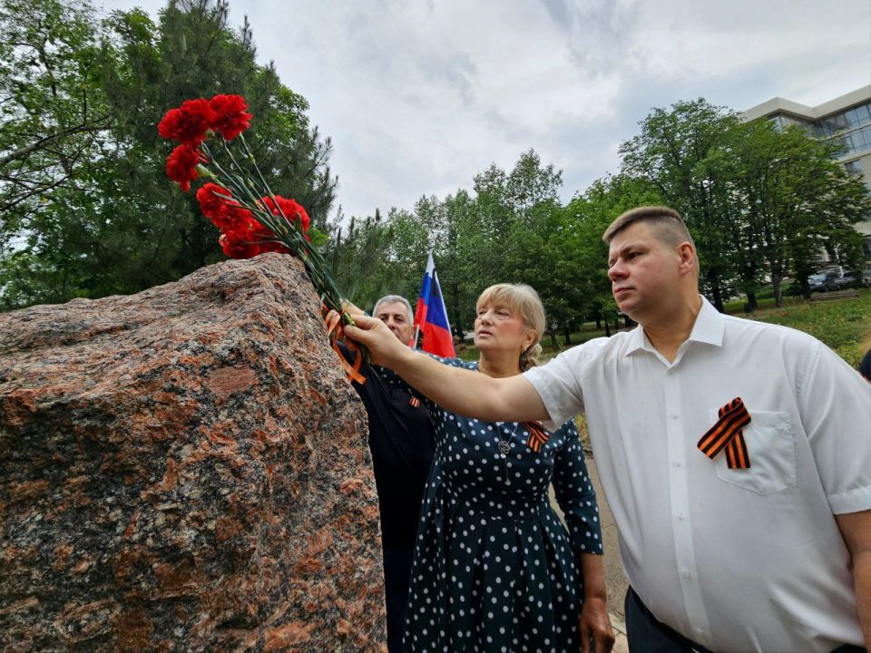 Татьяна Копылова: Сегодня, 20 июня, в преддверии Дня памяти и скорби в Ворошиловском внутригородском районе города Донецка состоялось возложение цветов к памятнику Места расстрела патриотов города Татьяна Копылова: Сегодня, 20 июня, в преддверии Дня памяти и скорби в Ворошиловском внутригородском районе города Донецка состоялось возложение цветов к памятнику Места расстрела патриотов города