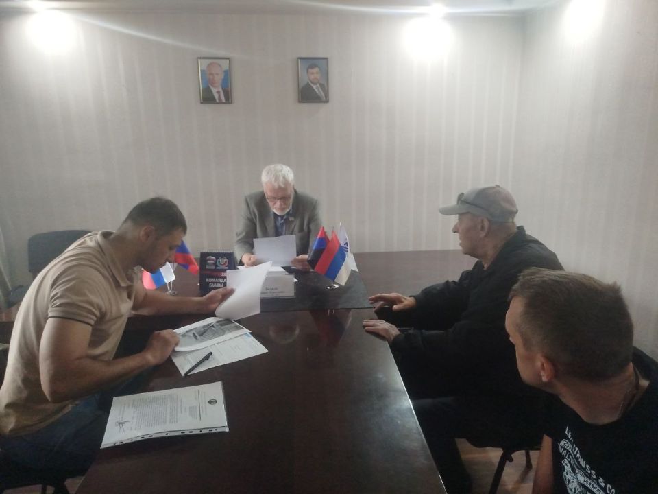 Состоялся прием граждан. Сегодня, 20 июня , в общественной приёмной Партии «Единая Россия» города Тореза депутат Народного Совета ДНР Бедило Андрей Николаевич провел прием граждан Состоялся прием граждан. Сегодня, 20 июня , в общественной приёмной Партии «Единая Россия» города Тореза депутат Народного Совета ДНР Бедило Андрей Николаевич провел прием граждан