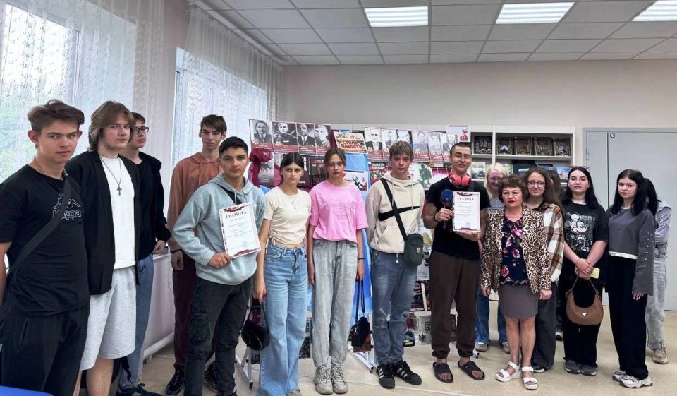 В преддверии Дня памяти и скорби, 20 июня в читальном зале центральной городской модельной библиотеке студенты из Харцызского Многопрофильного Техникума приняли участие в патриотической квест-игре «Набат войны вновь стучит в... В преддверии Дня памяти и скорби, 20 июня в читальном зале центральной городской модельной библиотеке студенты из Харцызского Многопрофильного Техникума приняли участие в патриотической квест-игре «Набат войны вновь стучит в...