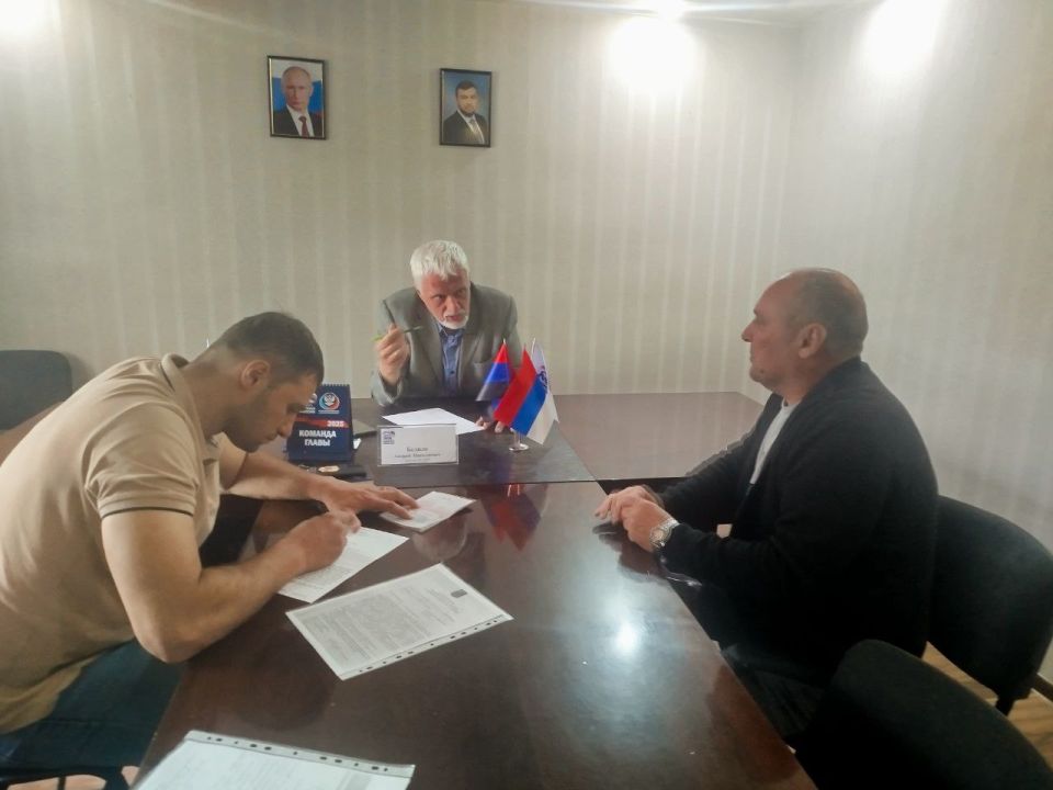 Состоялся прием граждан. Сегодня, 20 июня , в общественной приёмной Партии «Единая Россия» города Тореза депутат Народного Совета ДНР Бедило Андрей Николаевич провел прием граждан Состоялся прием граждан. Сегодня, 20 июня , в общественной приёмной Партии «Единая Россия» города Тореза депутат Народного Совета ДНР Бедило Андрей Николаевич провел прием граждан
