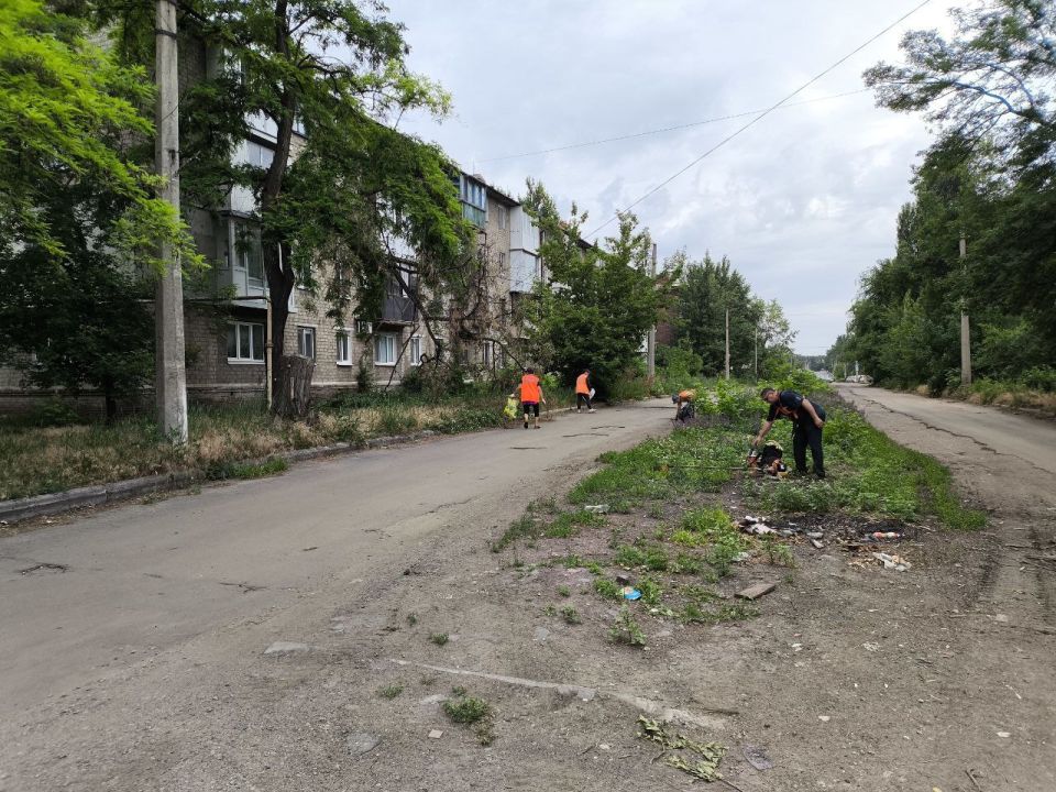 В Кировском внутригородском районе продолжаются работы по покосу травы В Кировском внутригородском районе продолжаются работы по покосу травы