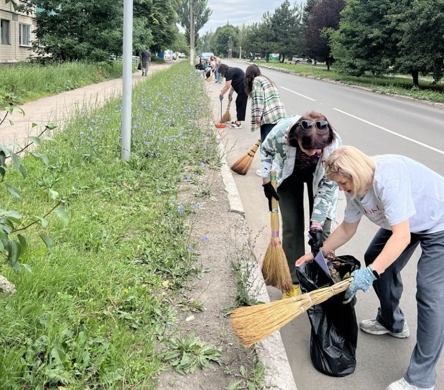 В Кировском внутригородском районе прошел субботник В Кировском внутригородском районе прошел субботник