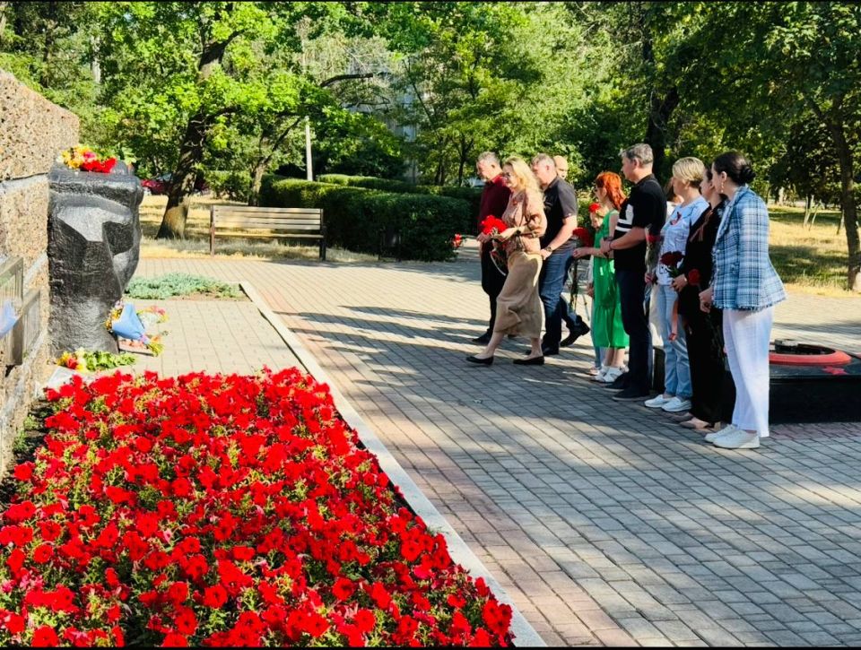 В преддверии Дня памяти и скорби представители Совета женщин г. Мариуполя и местного Мариупольского отделения Ассоциации юристов России и возложили цветы к памятнику жертвам фашизма, отдав дань памяти миллионам наших... В преддверии Дня памяти и скорби представители Совета женщин г. Мариуполя и местного Мариупольского отделения Ассоциации юристов России и возложили цветы к памятнику жертвам фашизма, отдав дань памяти миллионам наших...