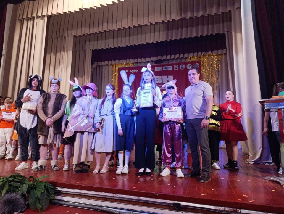 В Снежном прошел финал Первой Юниор-Лиги КВН "Донбассочка" В Снежном прошел финал Первой Юниор-Лиги КВН "Донбассочка"