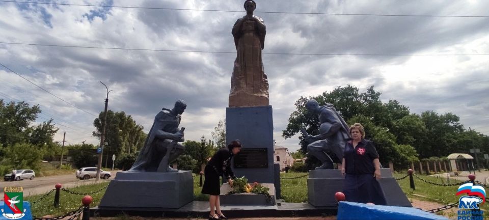В Калининском внутригородском районе города Горловка в День памяти и скорби прошло возложение цветов к памятным местам захоронения времен Великой Отечественной войны В Калининском внутригородском районе города Горловка в День памяти и скорби прошло возложение цветов к памятным местам захоронения времен Великой Отечественной войны