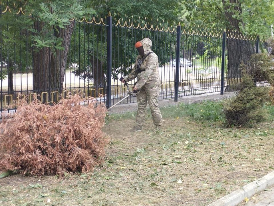 Юнармейцы Кононенко Дарья и Богуцкая Алена местного штаба города Торез, приняли участие в субботнике Юнармейцы Кононенко Дарья и Богуцкая Алена местного штаба города Торез, приняли участие в субботнике