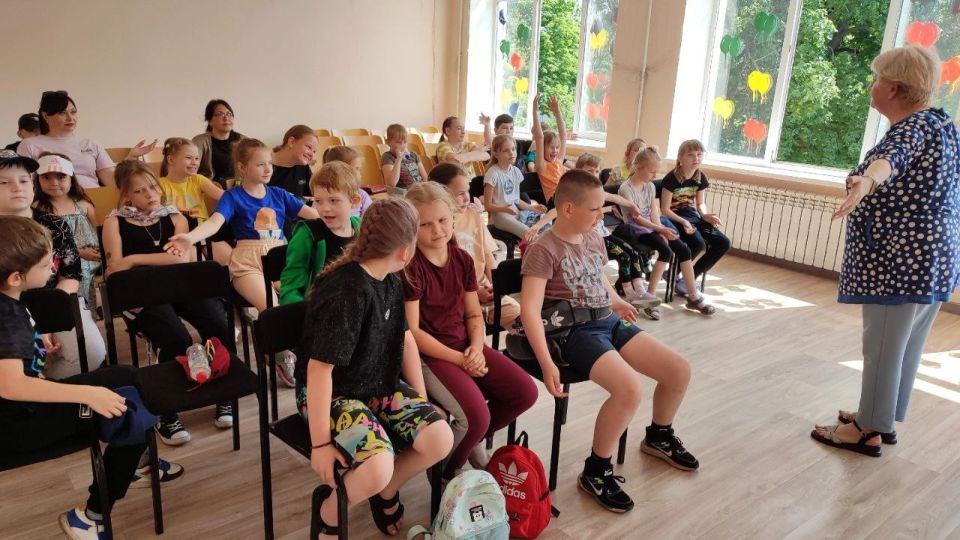 ШКОЛЬНЫЙ ЛАГЕРЬ + ЦДЮТ. Три недели педагоги Центра детского и юношеского творчества городского округа Дебальцево принимали участие в летних пришкольных лагерях ШКОЛЬНЫЙ ЛАГЕРЬ + ЦДЮТ. Три недели педагоги Центра детского и юношеского творчества городского округа Дебальцево принимали участие в летних пришкольных лагерях