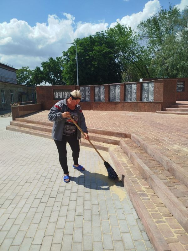 Наталья Великодная: Работники МКУ "ЖКХ и Благоустройство" провели уборку территории от мусора возле мемориала "Родина Мать" Наталья Великодная: Работники МКУ "ЖКХ и Благоустройство" провели уборку территории от мусора возле мемориала "Родина Мать"