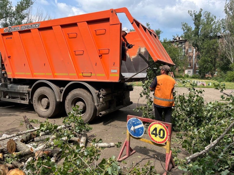 МУП «Простор» ежедневно выполняет все необходимые работы по содержанию городских улиц МУП «Простор» ежедневно выполняет все необходимые работы по содержанию городских улиц