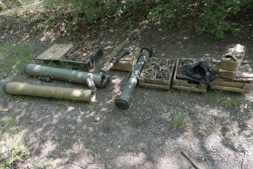 Служебная собака Дина помогла спецназовцам Росгвардии обнаружить крупный тайник боеприпасов на освобожденной от ВСУ территории ДНР Служебная собака Дина помогла спецназовцам Росгвардии обнаружить крупный тайник боеприпасов на освобожденной от ВСУ территории ДНР