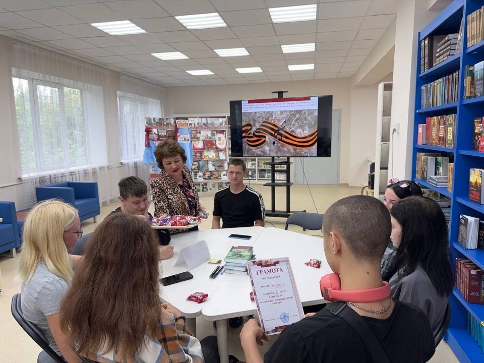 В преддверии Дня памяти и скорби, 20 июня в читальном зале центральной городской модельной библиотеке студенты из Харцызского Многопрофильного Техникума приняли участие в патриотической квест-игре «Набат войны вновь стучит в... В преддверии Дня памяти и скорби, 20 июня в читальном зале центральной городской модельной библиотеке студенты из Харцызского Многопрофильного Техникума приняли участие в патриотической квест-игре «Набат войны вновь стучит в...