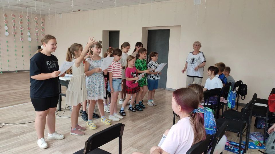 ШКОЛЬНЫЙ ЛАГЕРЬ + ЦДЮТ. Три недели педагоги Центра детского и юношеского творчества городского округа Дебальцево принимали участие в летних пришкольных лагерях ШКОЛЬНЫЙ ЛАГЕРЬ + ЦДЮТ. Три недели педагоги Центра детского и юношеского творчества городского округа Дебальцево принимали участие в летних пришкольных лагерях