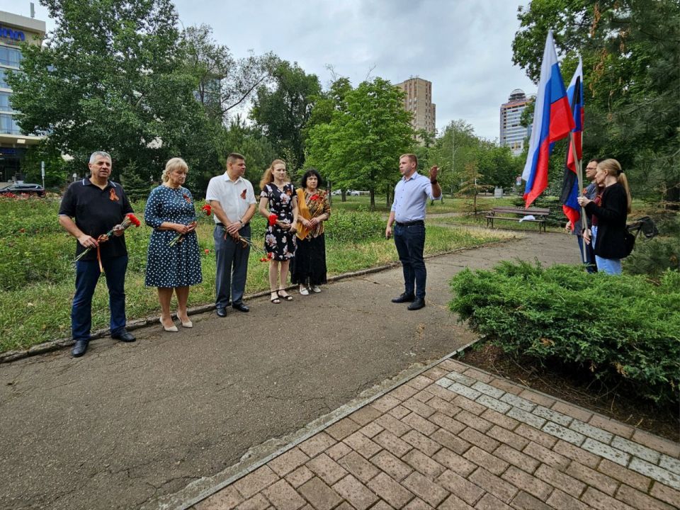 Татьяна Копылова: Сегодня, 20 июня, в преддверии Дня памяти и скорби в Ворошиловском внутригородском районе города Донецка состоялось возложение цветов к памятнику Места расстрела патриотов города Татьяна Копылова: Сегодня, 20 июня, в преддверии Дня памяти и скорби в Ворошиловском внутригородском районе города Донецка состоялось возложение цветов к памятнику Места расстрела патриотов города