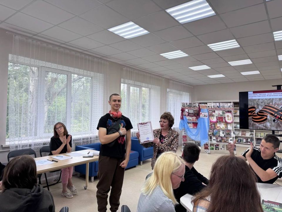 В преддверии Дня памяти и скорби, 20 июня в читальном зале центральной городской модельной библиотеке студенты из Харцызского Многопрофильного Техникума приняли участие в патриотической квест-игре «Набат войны вновь стучит в... В преддверии Дня памяти и скорби, 20 июня в читальном зале центральной городской модельной библиотеке студенты из Харцызского Многопрофильного Техникума приняли участие в патриотической квест-игре «Набат войны вновь стучит в...