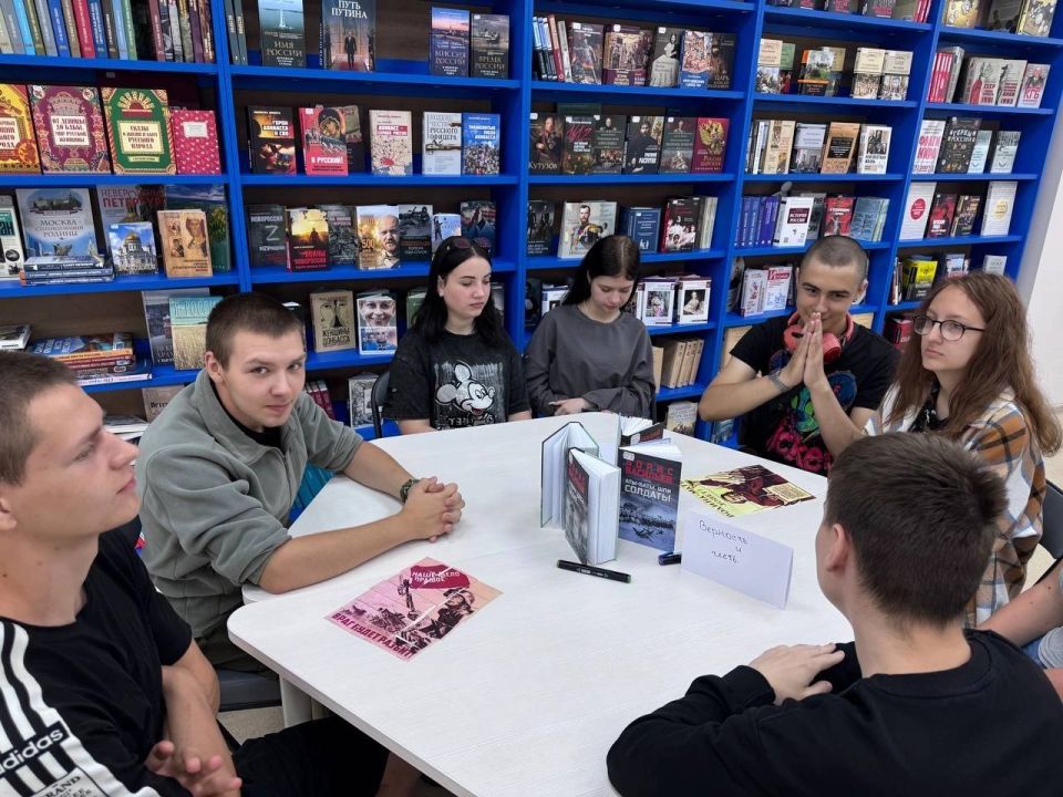 В преддверии Дня памяти и скорби, 20 июня в читальном зале центральной городской модельной библиотеке студенты из Харцызского Многопрофильного Техникума приняли участие в патриотической квест-игре «Набат войны вновь стучит в... В преддверии Дня памяти и скорби, 20 июня в читальном зале центральной городской модельной библиотеке студенты из Харцызского Многопрофильного Техникума приняли участие в патриотической квест-игре «Набат войны вновь стучит в...