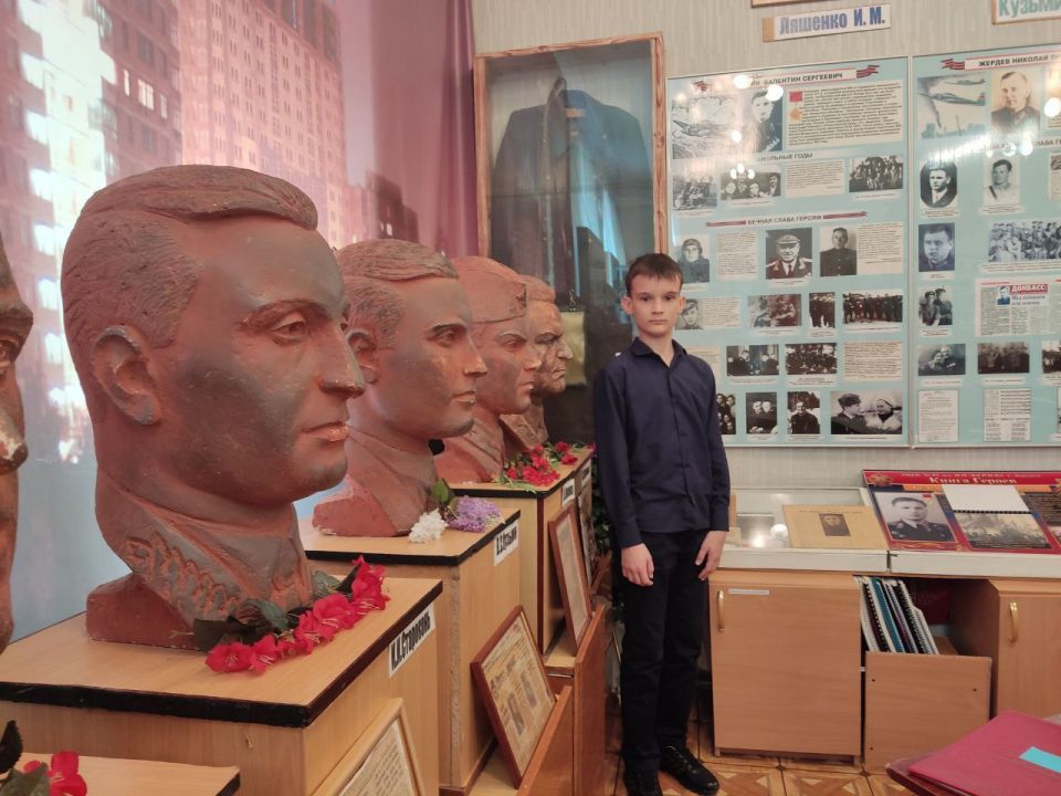Юрий Будрин: Ко дню памяти и скорби экскурсоводы, члены поискового кружка "Память" ГБОУ «ШКОЛА №93 ИМ. Н. П. ЖЕРДЕВА ГОРОДСКОГО ОКРУГА ДОНЕЦК» ДНР, провели экскурсию "Листаем страницы истории», «От героического прошлого к... Юрий Будрин: Ко дню памяти и скорби экскурсоводы, члены поискового кружка "Память" ГБОУ «ШКОЛА №93 ИМ. Н. П. ЖЕРДЕВА ГОРОДСКОГО ОКРУГА ДОНЕЦК» ДНР, провели экскурсию "Листаем страницы истории», «От героического прошлого к...