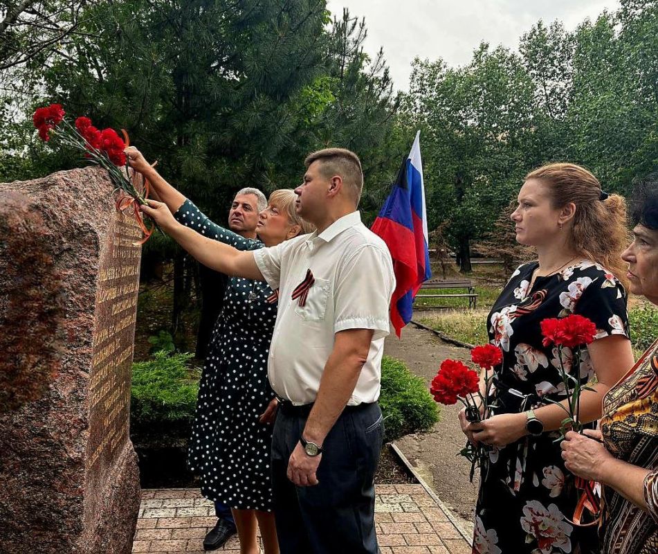 Татьяна Копылова: Сегодня, 20 июня, в преддверии Дня памяти и скорби в Ворошиловском внутригородском районе города Донецка состоялось возложение цветов к памятнику Места расстрела патриотов города Татьяна Копылова: Сегодня, 20 июня, в преддверии Дня памяти и скорби в Ворошиловском внутригородском районе города Донецка состоялось возложение цветов к памятнику Места расстрела патриотов города