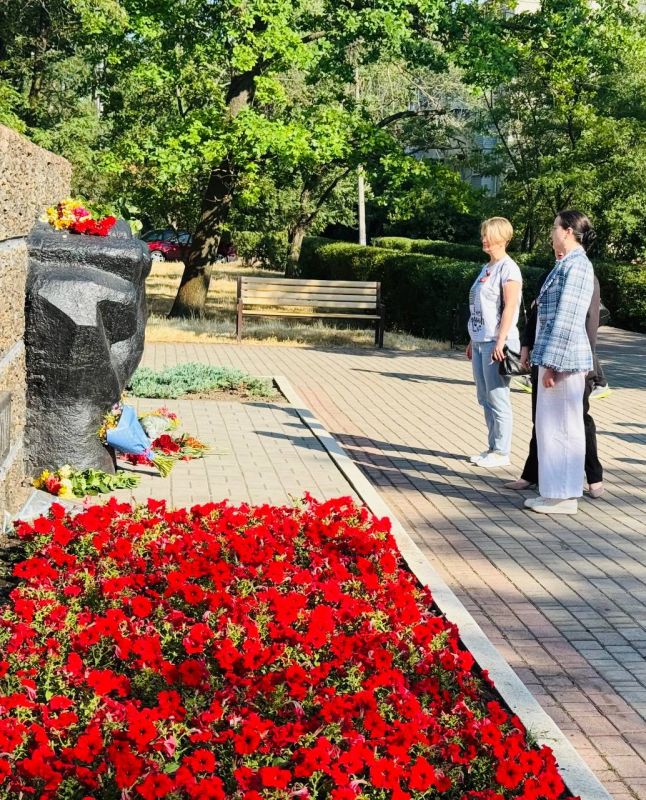 В преддверии Дня памяти и скорби представители Совета женщин г. Мариуполя и местного Мариупольского отделения Ассоциации юристов России и возложили цветы к памятнику жертвам фашизма, отдав дань памяти миллионам наших... В преддверии Дня памяти и скорби представители Совета женщин г. Мариуполя и местного Мариупольского отделения Ассоциации юристов России и возложили цветы к памятнику жертвам фашизма, отдав дань памяти миллионам наших...