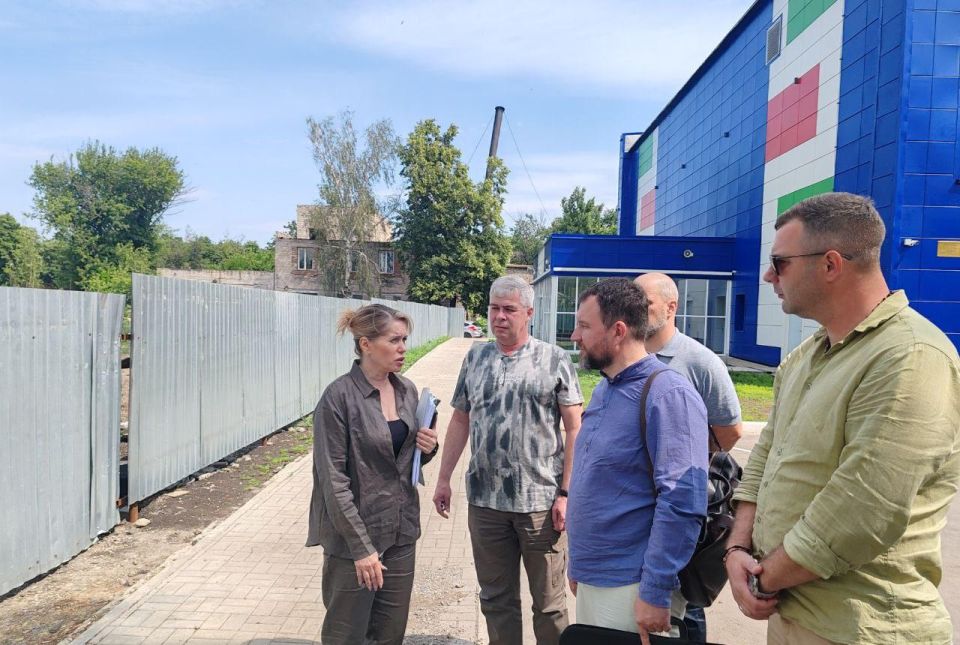 Хабаровский край проконтролировал работы по строительству физкультурно-спортивного комплекса «Локомотив» в Дебальцево Хабаровский край проконтролировал работы по строительству физкультурно-спортивного комплекса «Локомотив» в Дебальцево