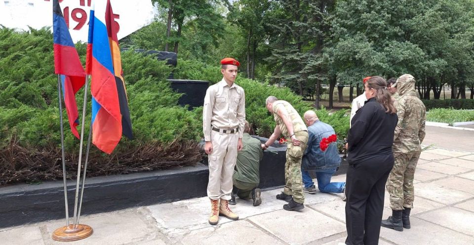 Александр Шатов: Сегодня, 20 июня, юнармейцы Шахтерского штаба "ЮНАРМИЯ" из УВК-1, школ №2, 19, 22 совместно с членами Юнармейского движения из городов Торез и Снежное, приняли Присягу в парке культуры и отдыха "Юбилейный"... Александр Шатов: Сегодня, 20 июня, юнармейцы Шахтерского штаба "ЮНАРМИЯ" из УВК-1, школ №2, 19, 22 совместно с членами Юнармейского движения из городов Торез и Снежное, приняли Присягу в парке культуры и отдыха "Юбилейный"...
