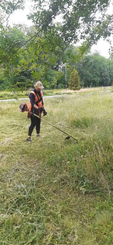 Коммунальщики Снежного продолжают благоустраивать территории общего пользования Коммунальщики Снежного продолжают благоустраивать территории общего пользования